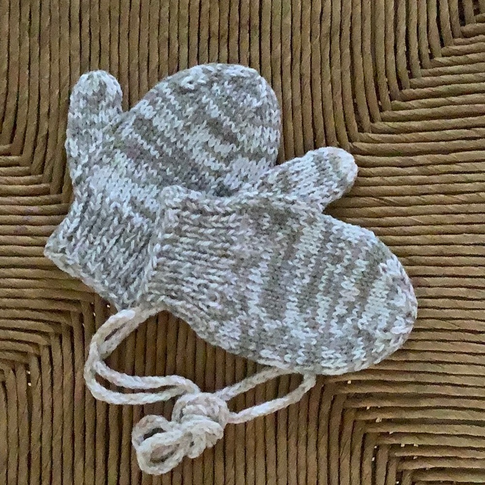 Infant mittens, hand knittted